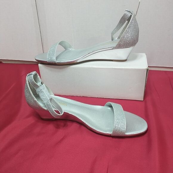 Dream Pairs Womens SZ 11 Ingrid Ankle Strap Low Wedge Silver Sandal - Picture 2 of 11